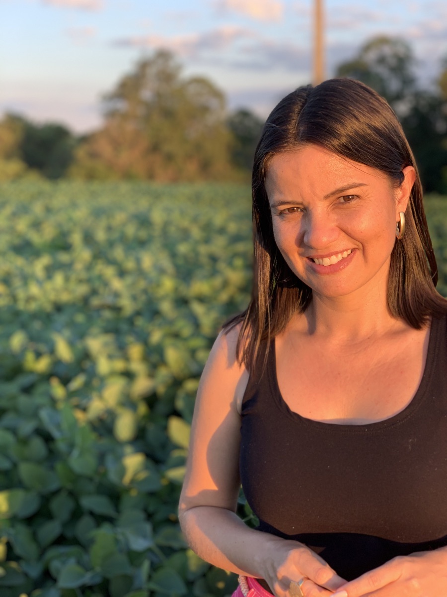 Eliz Conceição sorrindo, ao pôr do sol